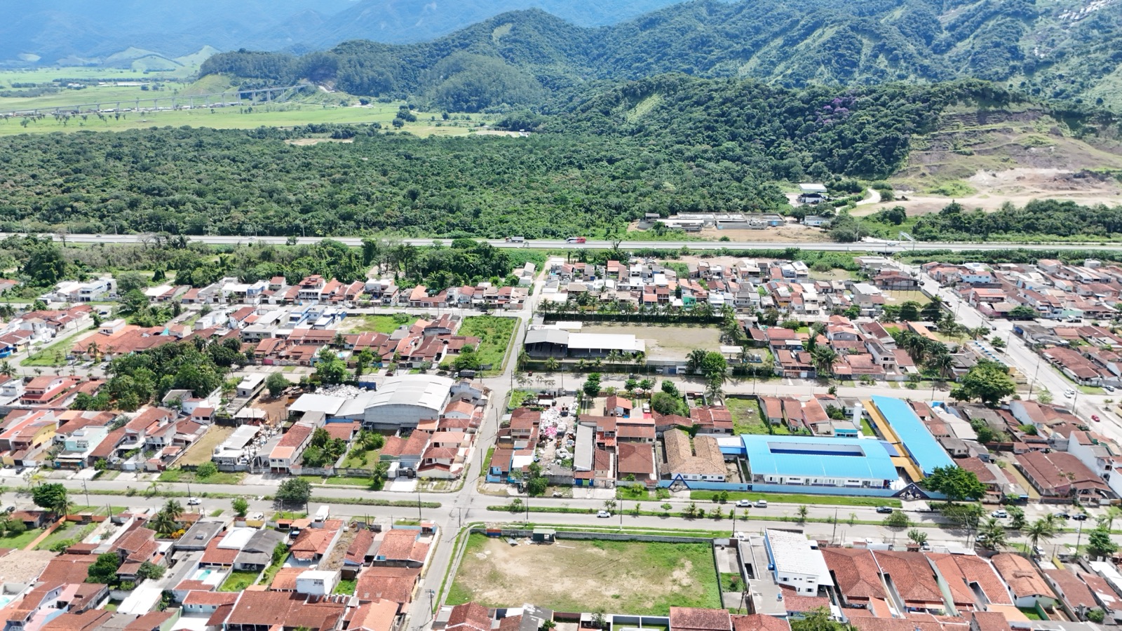 Vista aérea do bairro com a serra ao fundo