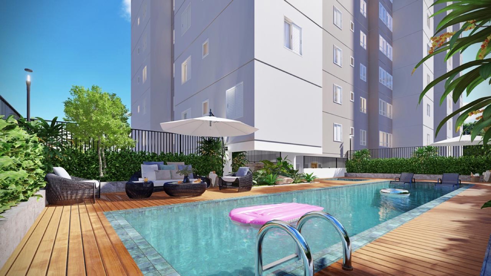 Piscina do Ferrazano com deck de madeira